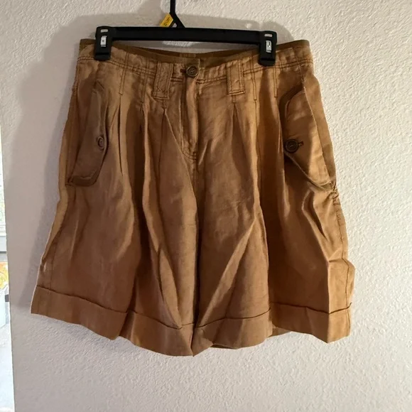 Burberry Beige Button Detail - Picture 2 of 6